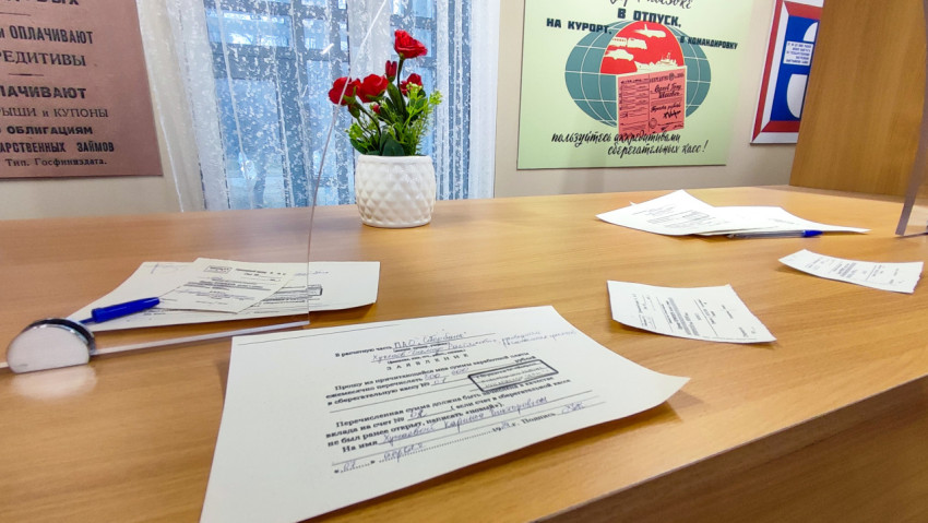 Стол экспозиции с бланками заявлений и канцелярией