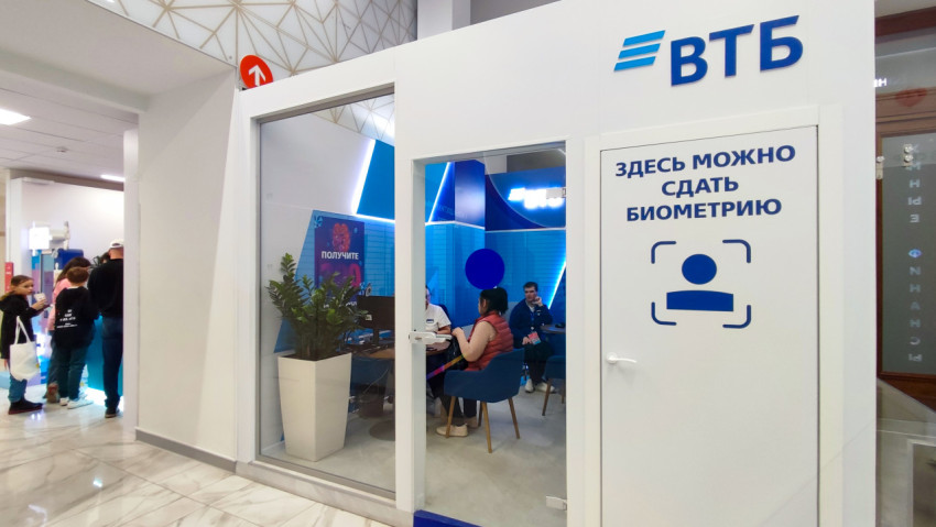 Зона обслуживания ВТБ для сдачи биометрии на выставке «Умные финансы»