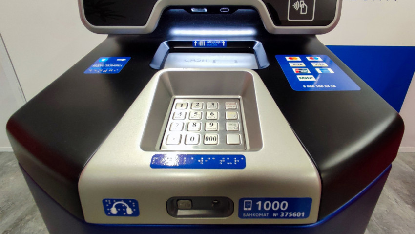Передняя панель банкомата ВТБ с клавиатурой и приёмником купюр