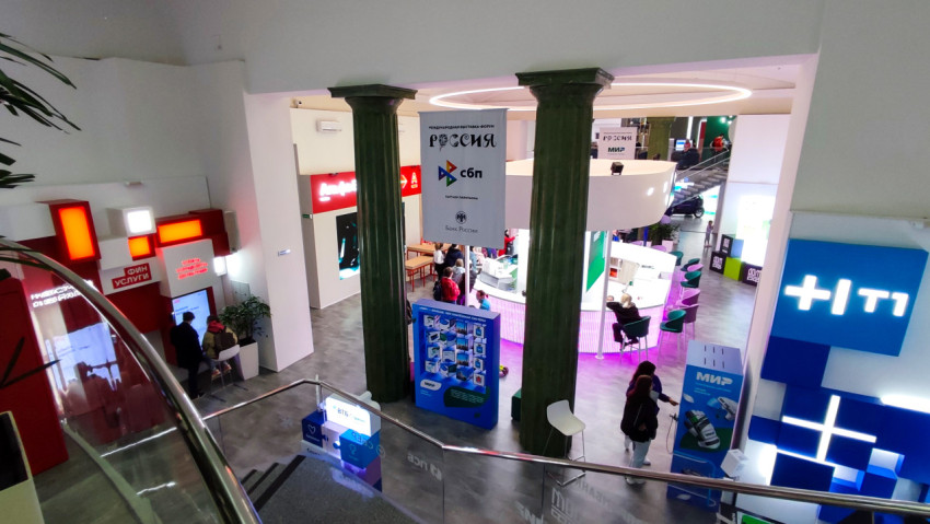 Вид на центральную часть экспозиции «Умные финансы» с верхнего уровня павильона