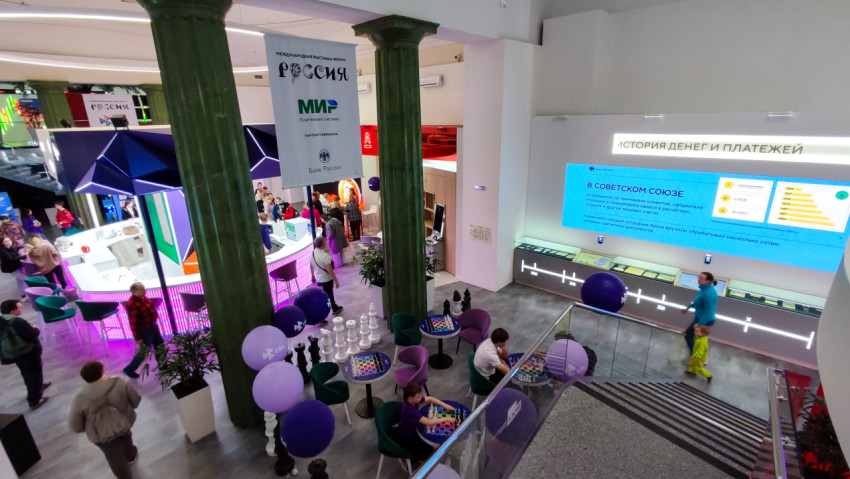 Центральная зона павильона «Умные финансы» с посетителями и интерактивными экспозициями