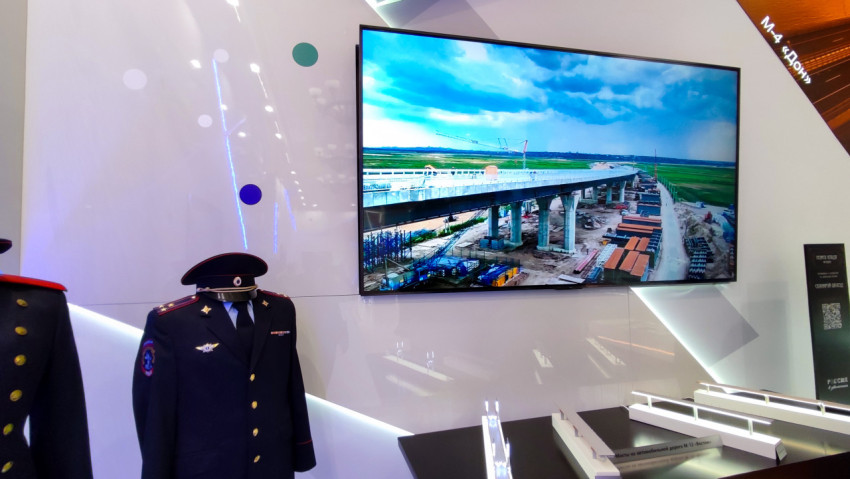 Экран с кадрами строительства эстакады на выставке «Россия»