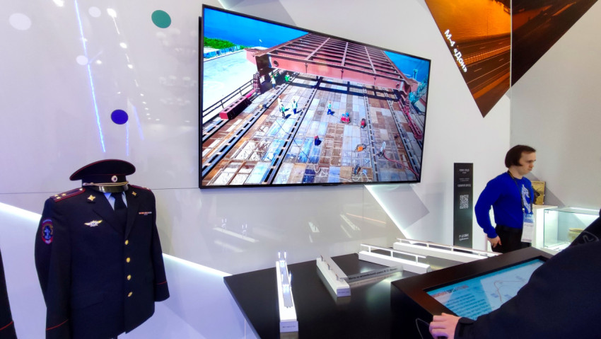 Экран с кадрами мостовых работ и элементы экспозиции Минтранса