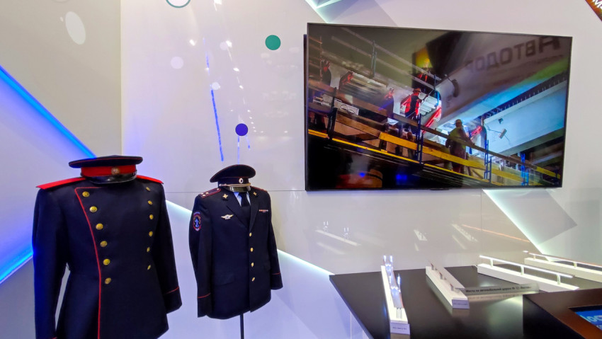 Видеоряд работ на строительной площадке и форменная одежда служб