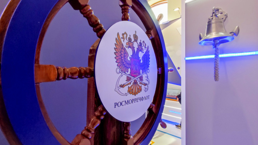 Штурвал Росморречфлота и судовой колокол в экспозиции Минтранса