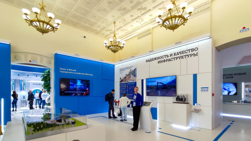 Зал экспозиции «Строим будущее» с тематическими стендами и макетом