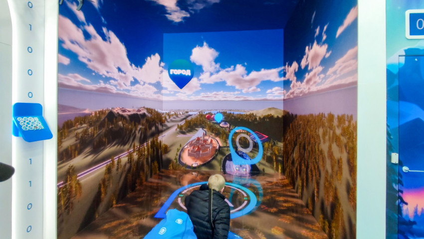 Посетитель в интерактивной зоне виртуального обзора территорий