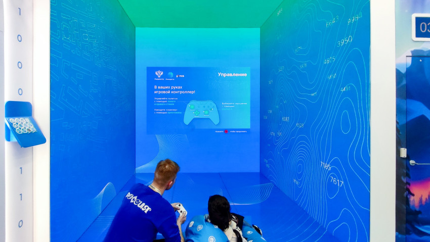 Интерактивная зона управления игровым контроллером в экспозиции Росреестра