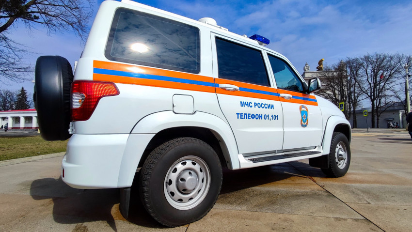 Служебный внедорожник МЧС России на территории ВДНХ