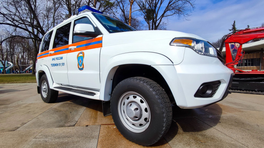 Служебный автомобиль УАЗ Патриот МЧС России на выставочной площадке