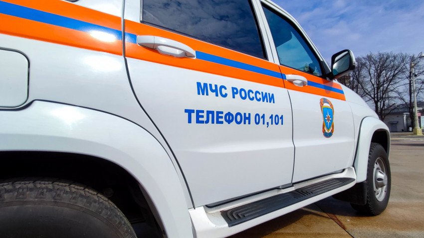 Боковая часть автомобиля МЧС России с маркировкой на выставке ВДНХ