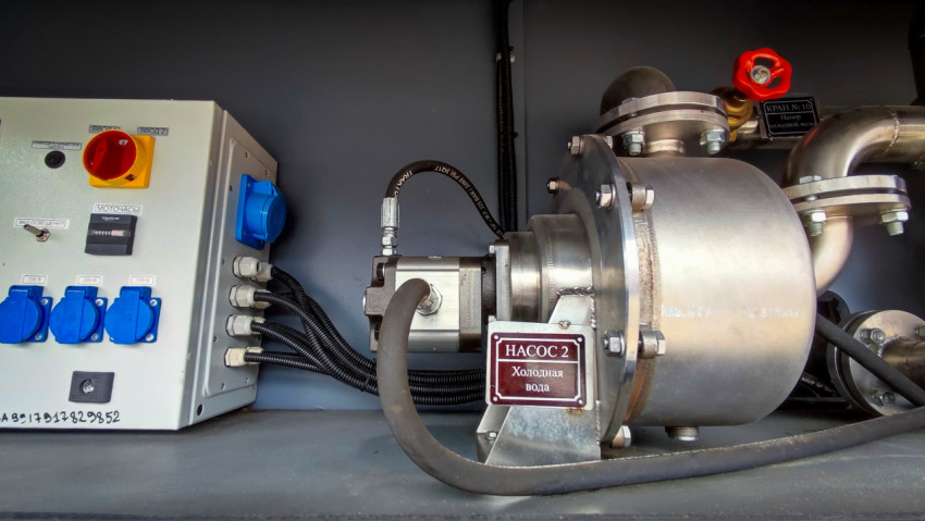 Насос «Холодная вода» и электротехническая панель автомобиля МЧС