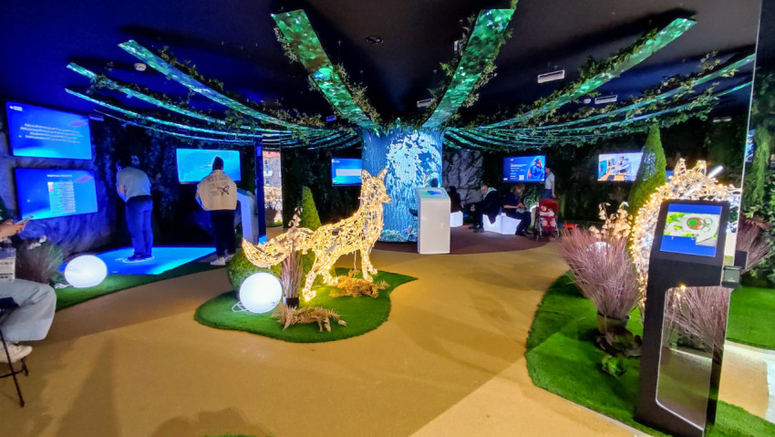 Зал с интерактивными зонами и световыми инсталляциями на выставке «Россия»