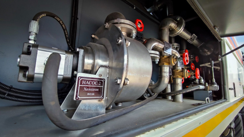 Насосное оборудование «Холодная вода» в техническом отсеке спецавтомобиля МЧС