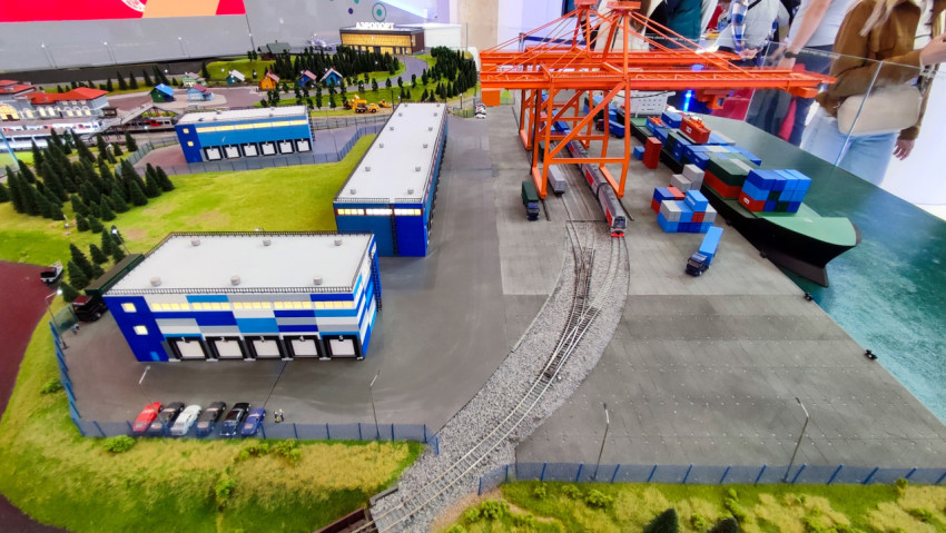 Макет логистического комплекса с железнодорожной линией и контейнерным терминалом