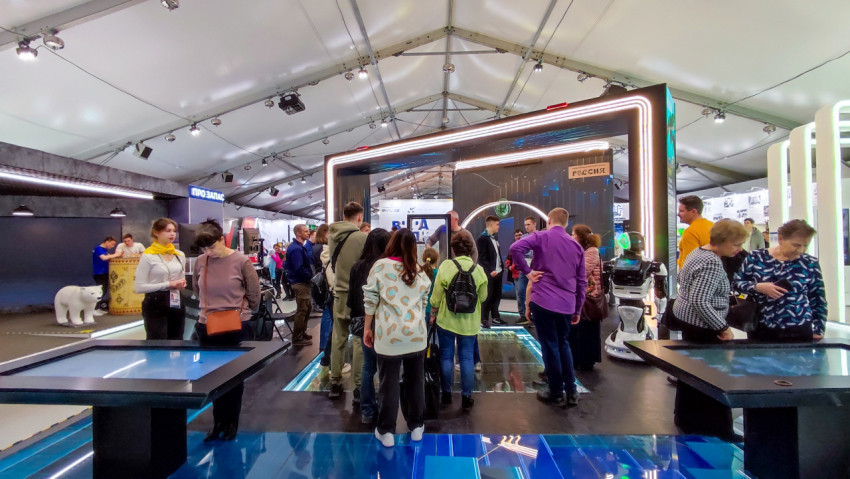 Посетители у интерактивных стендов на выставке «Россия» на ВДНХ