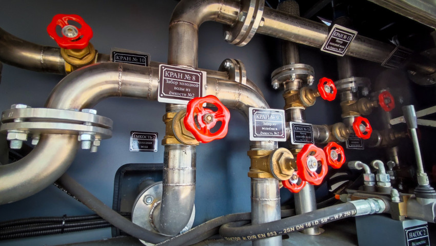 Система трубопроводов и вентилей с маркировкой в отсеке спецавтомобиля МЧС