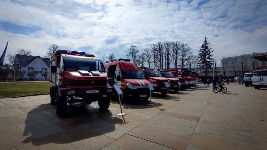 Ряд пожарных автомобилей МЧС на выставочной площадке ВДНХ