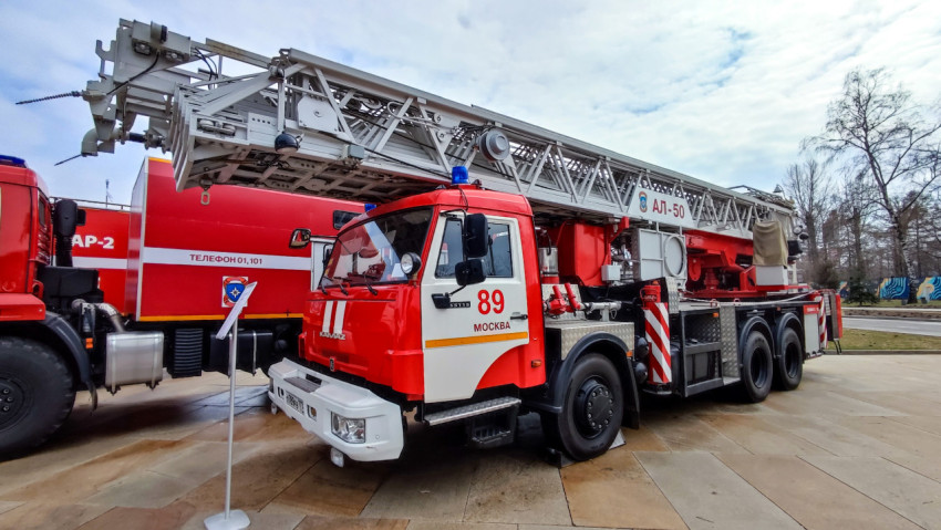 Пожарная авто­лестница на фоне другой спецтехники МЧС