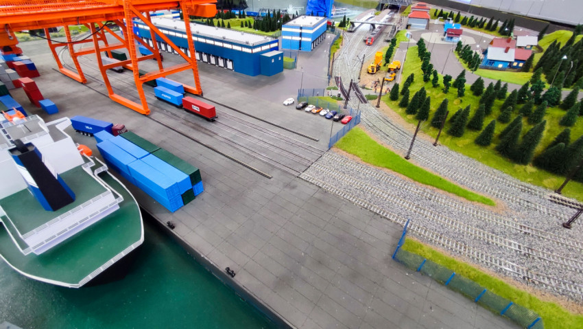 Макет портовой зоны с железнодорожными путями и грузовыми контейнерами