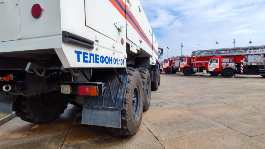 Задняя часть спецавтомобиля МЧС на фоне пожарной техники ВДНХ