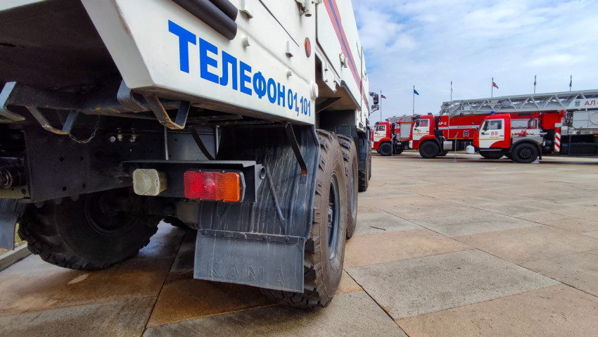 Спецтехника МЧС и пожарные автомобили на открытой площадке ВДНХ