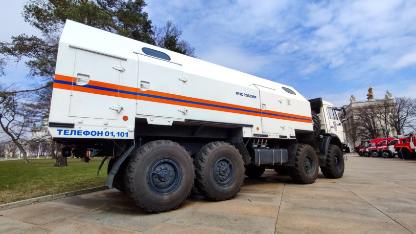 Спецавтомобиль МЧС на фоне павильона ВДНХ