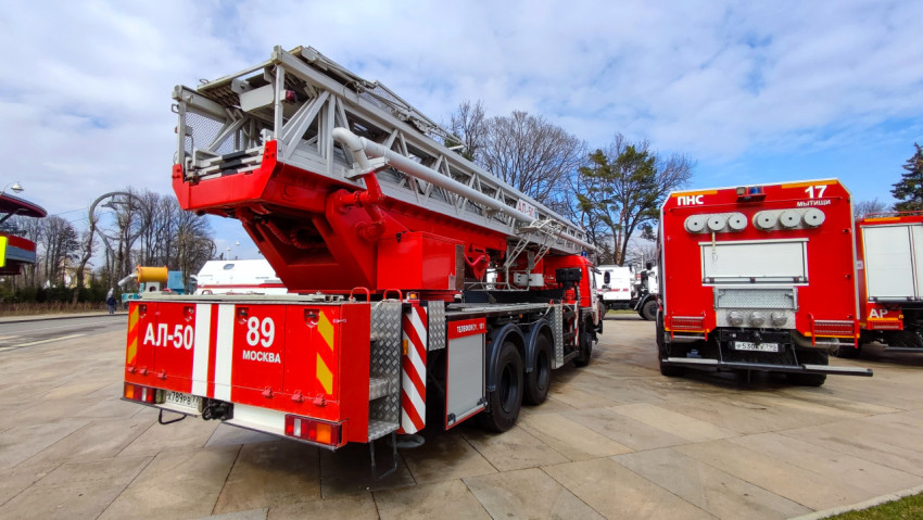 Пожарная автолестница АЛ-50 и техника ПНС на выставочной площадке