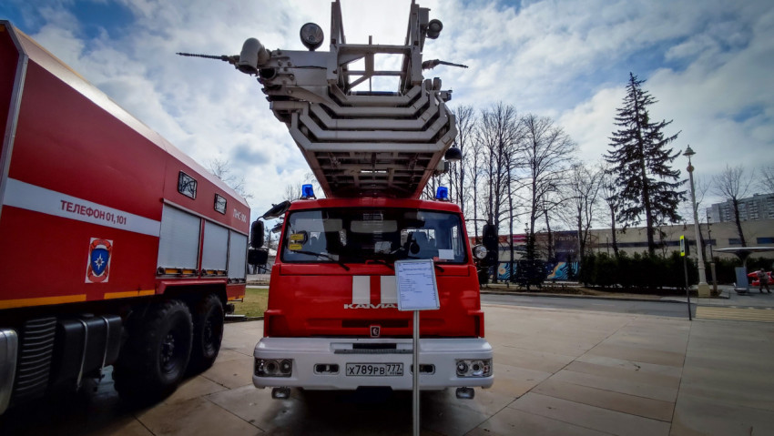 Пожарная автолестница АЛ-50, снятая спереди на выставке МЧС