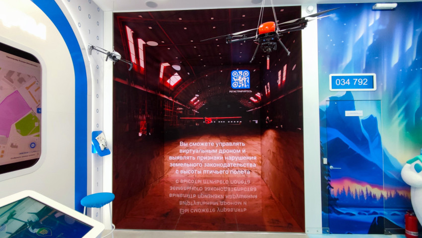 Стенд Росреестра с визуализацией виртуального ангара и текстом об управлении дроном