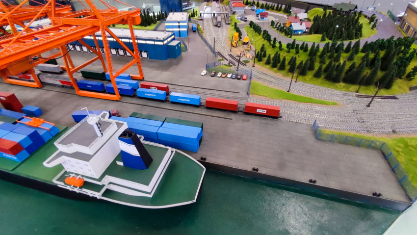 Макет морского терминала с контейнеровозом и железнодорожными платформами