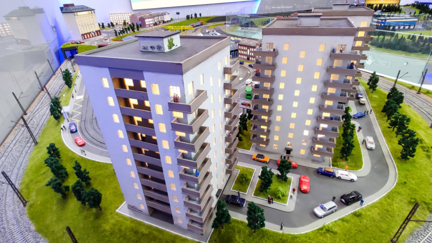 Макет жилого квартала с многоэтажными домами и уличной инфраструктурой
