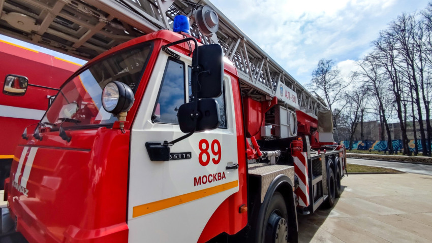 Пожарная автолестница АЛ-50 в профиль на экспозиции ВДНХ