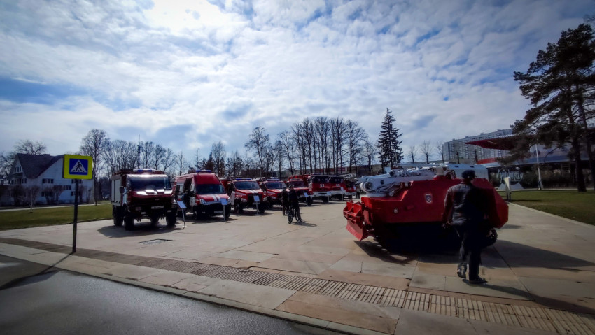 Выставка пожарной и спасательной техники на площади ВДНХ
