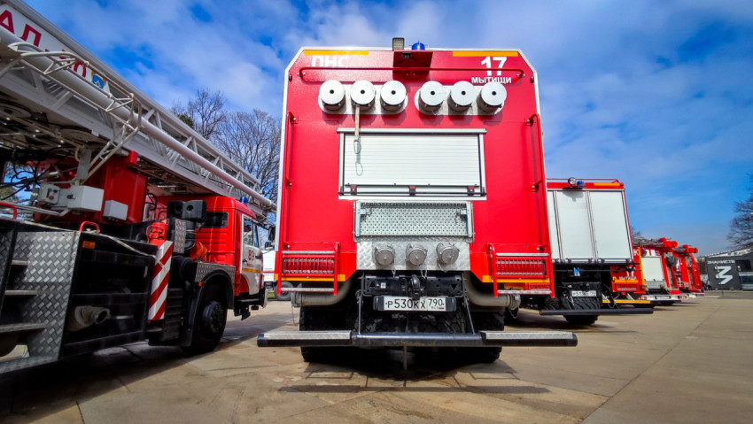 Ряд пожарных автомобилей на выставке МЧС на ВДНХ