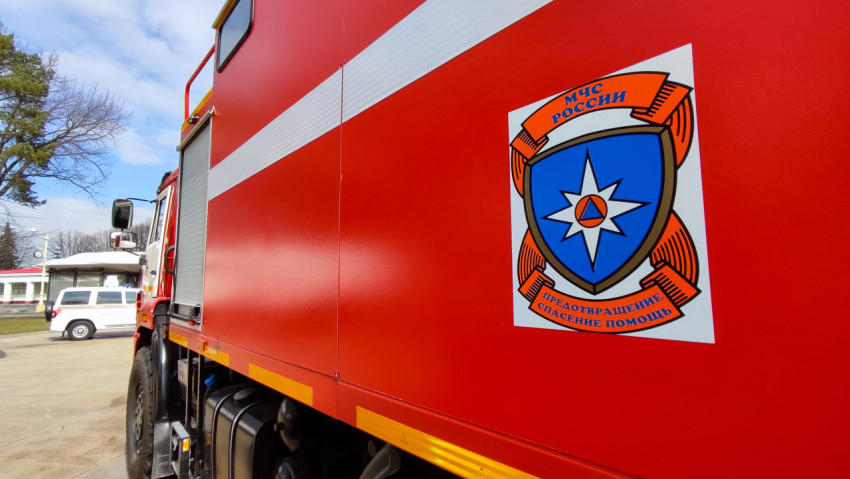 Боковая часть пожарного автомобиля с эмблемой МЧС на выставке в Москве