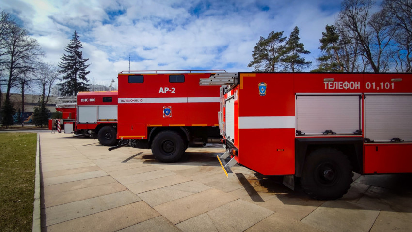 Ряд пожарных автомобилей МЧС на открытой площадке выставки ВДНХ
