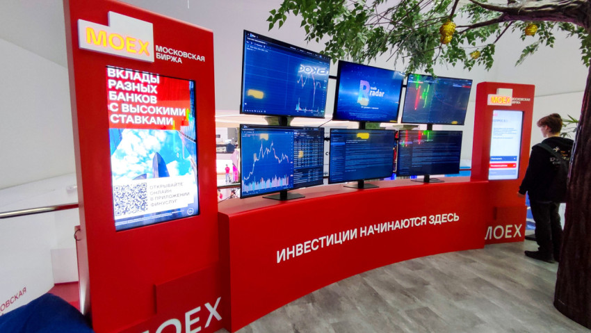Интерактивный стенд Московской биржи с торговыми панелями
