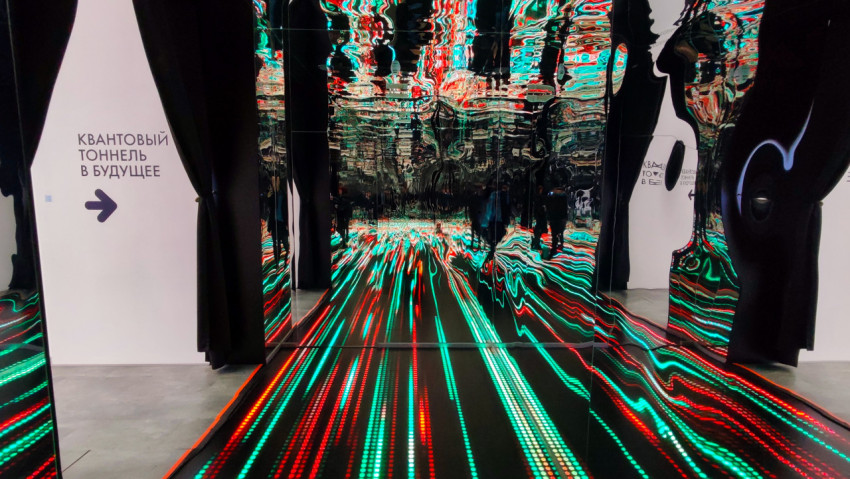 Инсталляция «Квантовый тоннель в будущее» на экспозиции «Умные финансы»