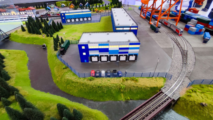 Макет складской зоны с подъездными путями и транспортной техникой