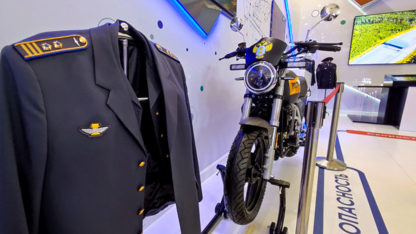 Экспозиция униформы и служебного мотоцикла Ространснадзора