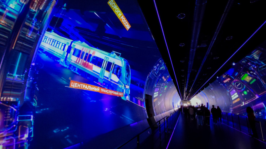 Демонстрация транспортных проектов на мультимедийных экранах галереи «Достижения России»