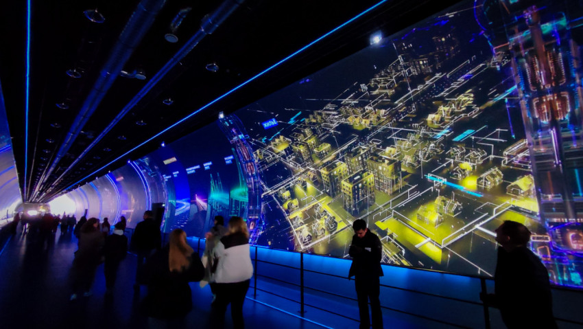 Посетители в тоннеле галереи «Достижения России» у мультимедийной панели