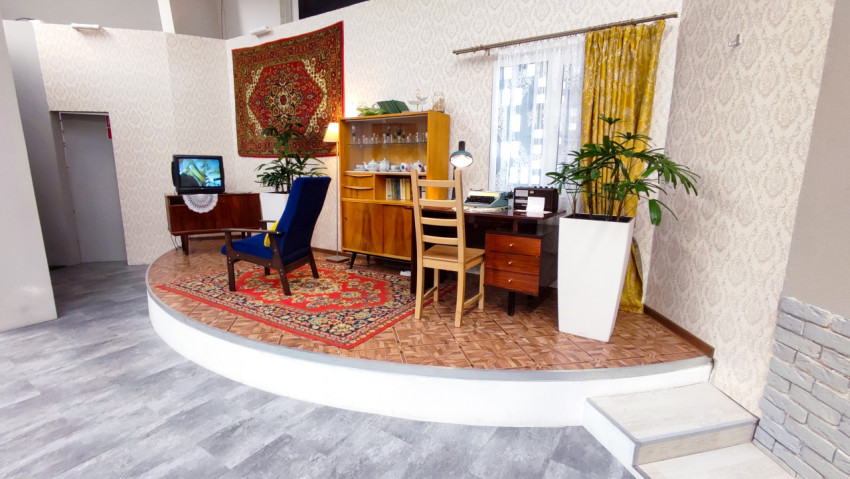 Интерьер зоны «Прошлое» выставки «Умные финансы» с реконструкцией советской квартиры