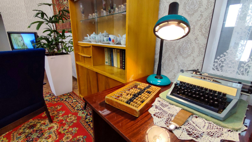 Рабочий стол с ретро-предметами в интерьере зоны «Прошлое» выставки «Умные финансы»