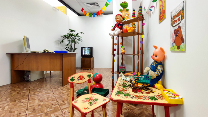 Ретро-уголок с игрушками и детской мебелью в помещении выставки