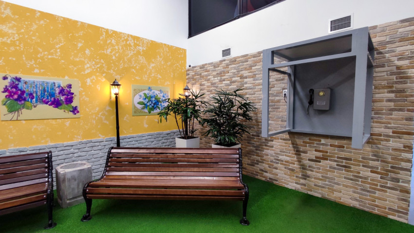 Стилизованная уличная зона с лавочками и телефонной будкой