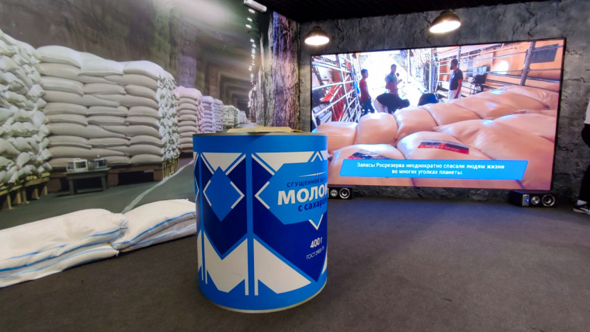 Модель банки сгущённого молока и видеостенд Росрезерва на выставке