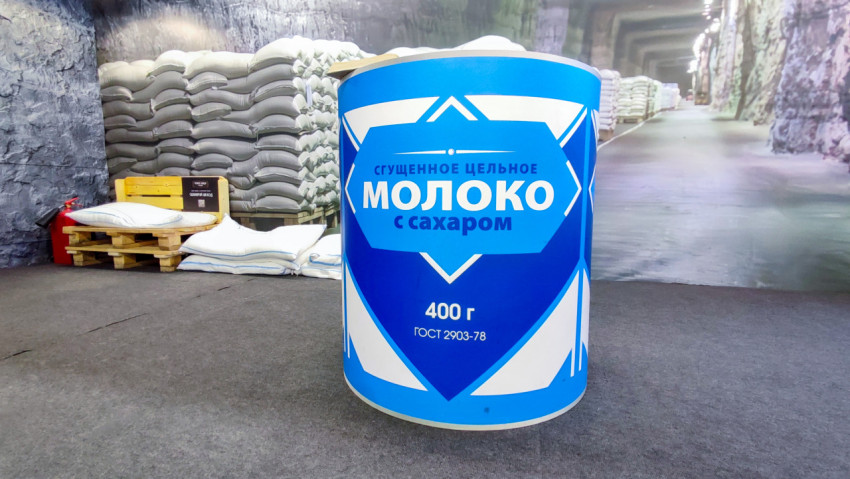 Крупная модель консервной банки на фоне имитации подземного хранилища