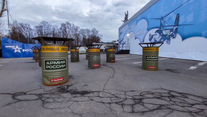 Уличная зона павильона «Армия детям» с тематическими конструкциями